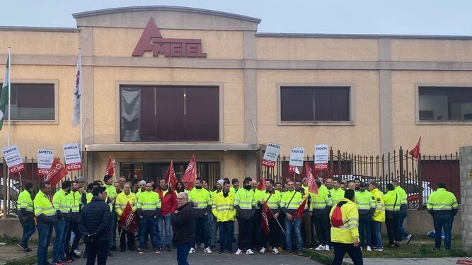 Trabajadores de Ametel a las puertas de la sede de la compañía en Jerez.