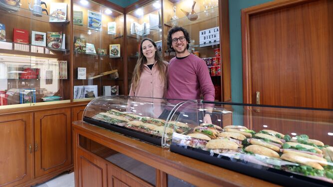 Adrián y Beatriz, en el interior de La Joyería.