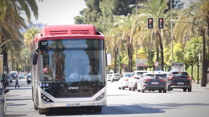 Un autobús urbano por la avenida Alcalde Álvaro Domecq.