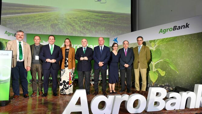 Foto de familia en la jornada de Agrobank celebrada en Antequera.