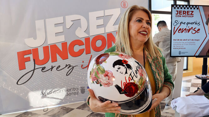 Mamen Sánchez, con un casco decorado con la figura de Lola Flores, abanderada del Gran Premio en el Circuito de Jerez.