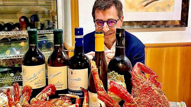 Josep 'Pitu' Roca posa en La Marea de Marcos junto a unos centollos y botellas de vinos de Jerez.