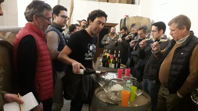Alejandro Muchada sirve una copa de una de las nuevas añadas de los vinos de su bodega.