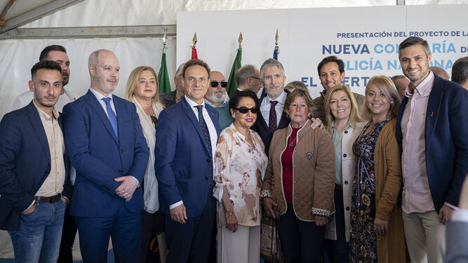 Los concejales del PSOE y los representantes  de la Flave, junto a David de la Encina y el ministro Grande-Marlaska, durante el acto.