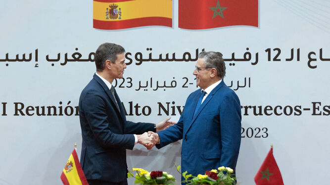 Pedro Sánchez saluda al jefe del Gobierno marroquí, Aziz Ajanuch, en la cumbre hispanomarroquí de febrero.