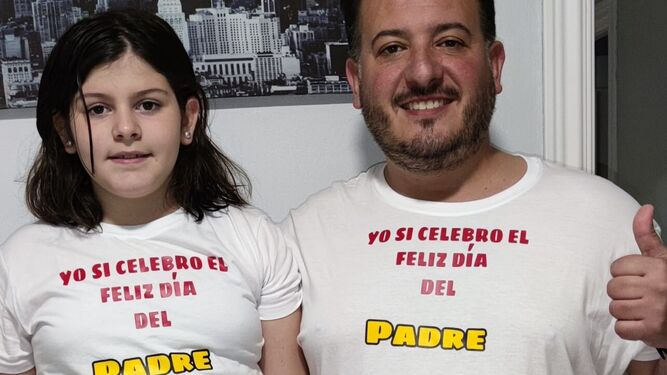 Un padre con su hija y la camiseta con la que 'Sí celebro el feliz Día del Padre'