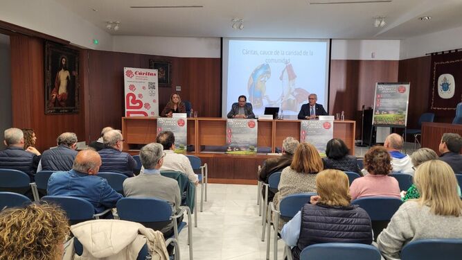 Vicente Martín (en el centro) ofrece su conferencia en la apertura de la Semana de la Pobreza de Cáritas.