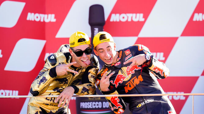 Pedro Acosta junto a su compañero Augusto Fernández, campeón de Moto2 en 2022.