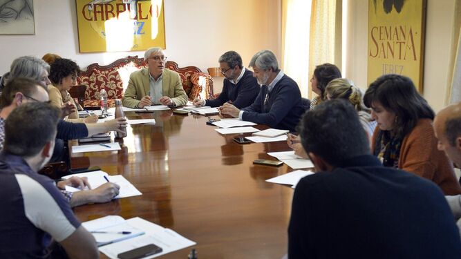 Imagen de la reunión del Consejo Escolar presidida por el delegado de Educación.