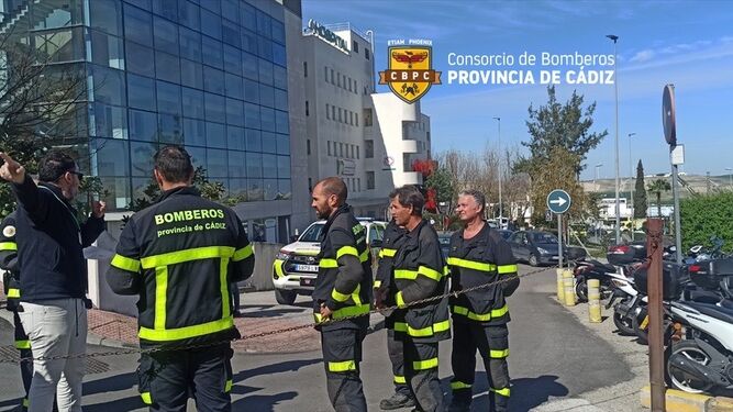Los bomberos, durante  la visita al hospital de Jerez