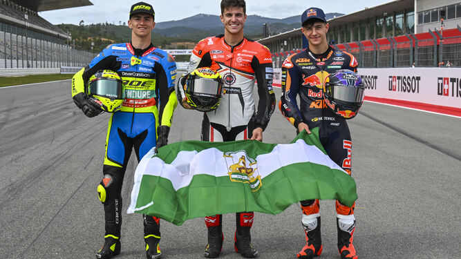 Marcos Ramírez, en el centro, junto a David Muñoz y Rueda, se suben este miércoles a la moto en Jerez.