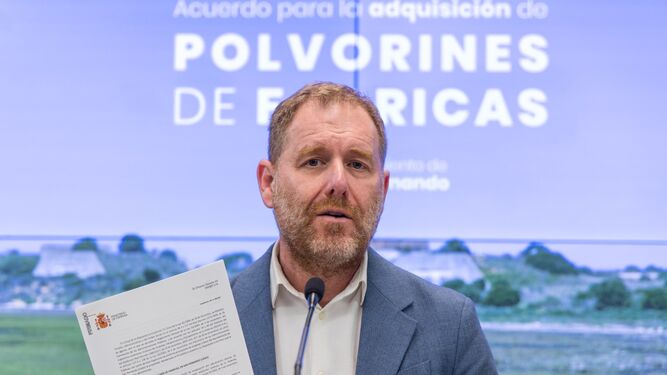 Conrado Rodríguez, con el documento de Defensa de aceptación de la oferta económica por los Polvorines de Fadricas.