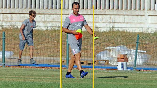 Bruno Herrero, técnico del Xerez DFC B, en un entrenamiento en el Pepe Ravelo.