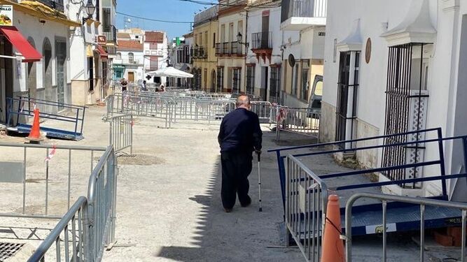 Un anciano andando por la calle San Jerónimo, el corazón del pueblo.