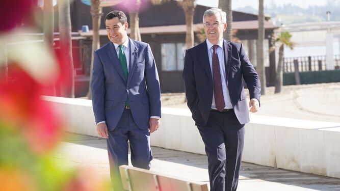 Juanma Moreno, este jueves en Estepona, junto a su alcalde.
