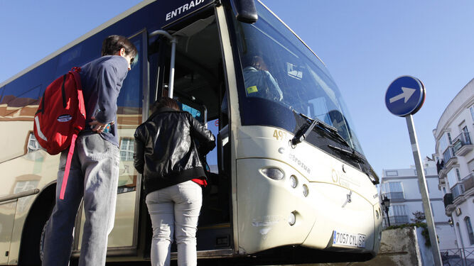 Un autobús del Consorcio recibe pasajeros en Chiclana.