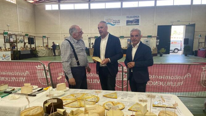 Ruiz Boix visita la Feria del Queso de Villaluenga, en compañía del alcalde Alfonso Moscoso.