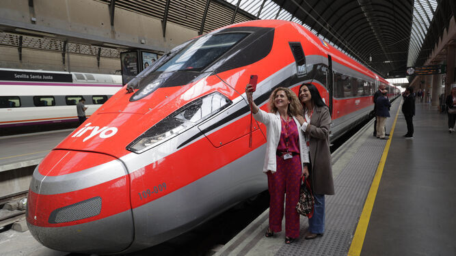 Uno de los nuevos trenes de Iryo en la estación Santa Justa de Sevilla