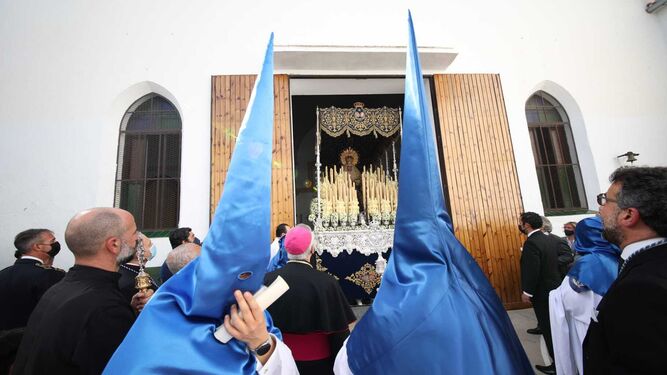 El obispo de Jerez, ante el palio de la Virgen de la Estrella.