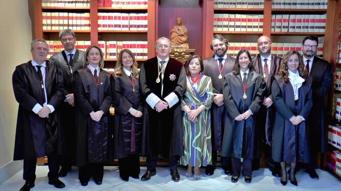 Teresa Quiñones junto al decano y otros miembros de la junta de gobierno del Colegio de Abogados de Jerez.