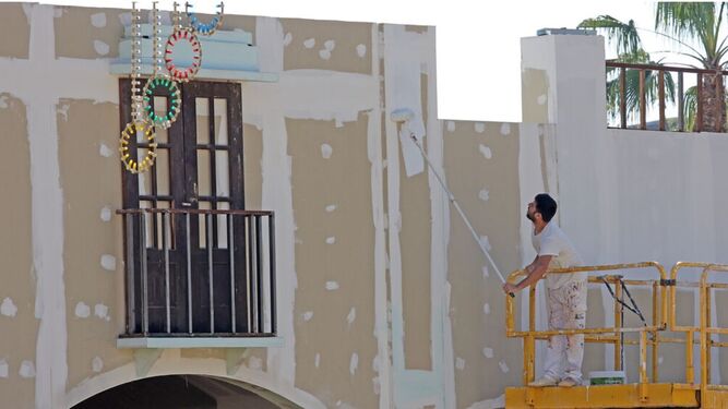 Un pintor trabajando en la fachada de una caseta en una edición anterior de la Feria de Jerez.