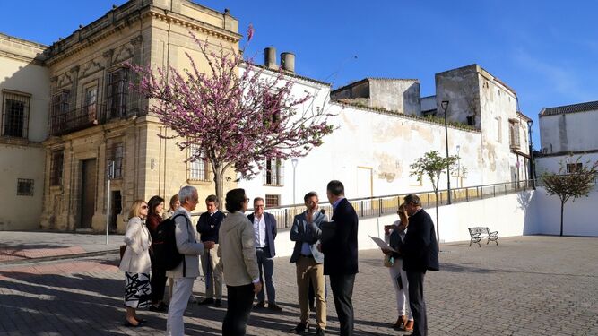 El delegado José Antonio Díaz y los promotores del proyecto visitan la zona donde estará ubicado el hotel.