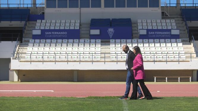 La alcaldesa, Patricia Cavada, y el presidente del San Fernando CD, Louis Kinziger, en el Estadio Bahía Sur.