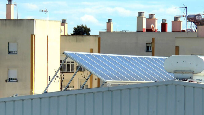 Placas solares en un bloque de viviendas.