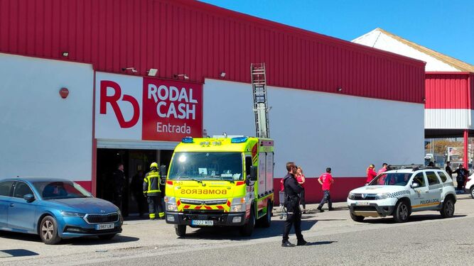 Bomberos y agentes de la Policía Local en Rodal Cash Jerez