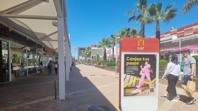 Cartel de la campaña 'Canjea tus pasos' en Luz Shopping.