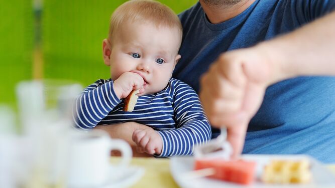 Un bebé toma alimentación complementaria.