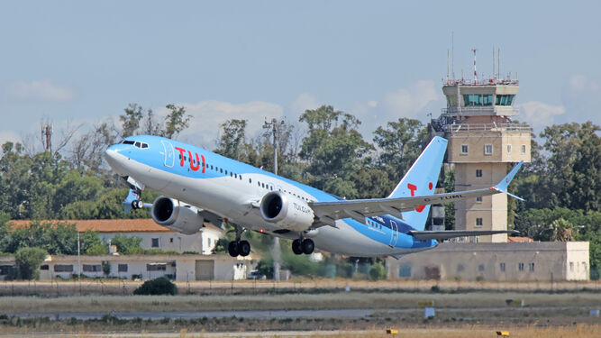 Un avión de la compañía Tui despegando del Aeropuerto de Jerez