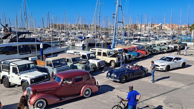 Los Land Rover participantes, el domingo en Puerto Sherry.