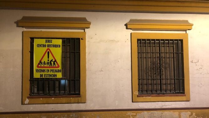 Carteles que cuelgan en el centro histórico de Jerez.