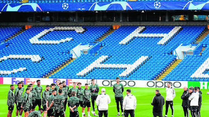 Los futbolistas del Real Madrid realizan el entrenamiento previo en Stamford Bridge.