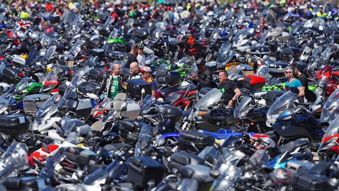 Cientos de motos aparcadas en el Circuito de Jerez