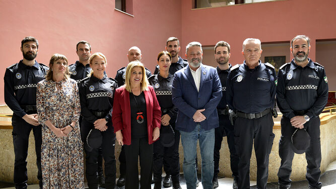 Los ocho nuevos agentes de la Policía Local junto a los responsables municipales.