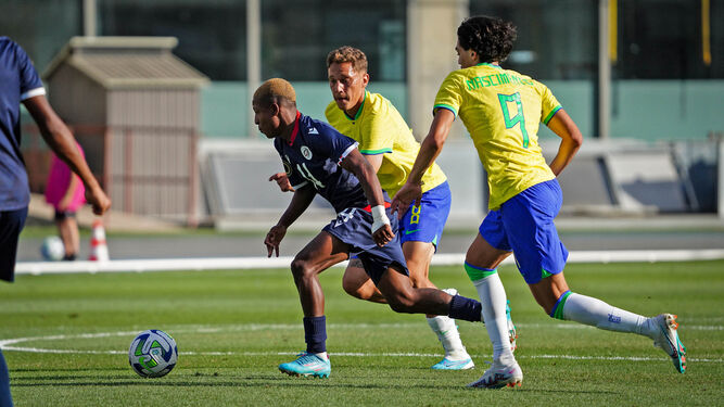 Nascimento (9), autor del gol de Brasil, persigue al caribeño Yordy Álvarez en presencia de su compañero Baroni.