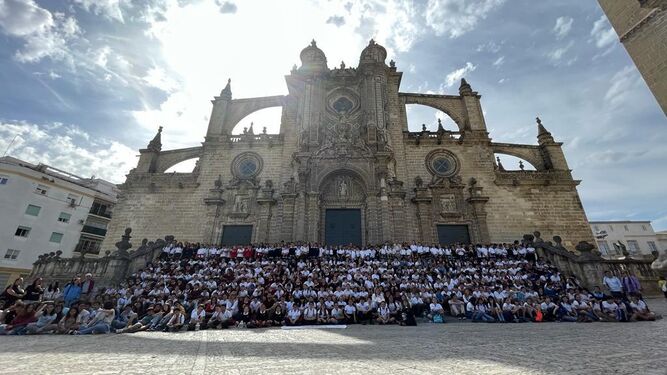 Alumnos de las 17 escuelas católicas de Jerez, reunidos ante la Catedral.