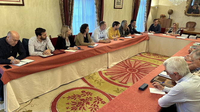 Reunión de la alcaldesa con representantes sindicales de grandes superficies y de asociaciones de comerciantes de Jerez y su entorno.