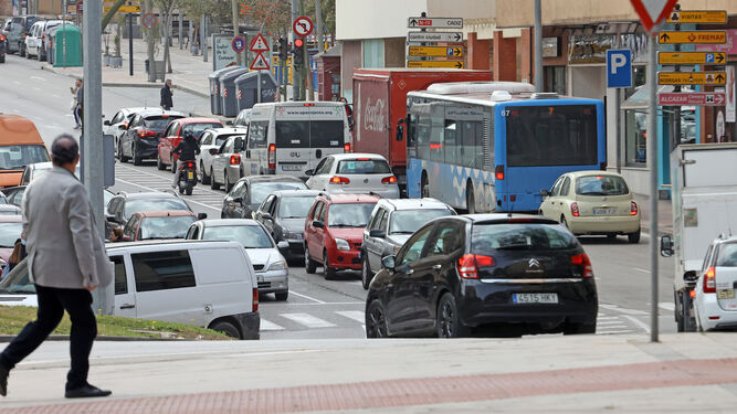 Vehículos circulando por la zona de Madre de Dios y la rotonda del Minotauro, una de las zonas de más tráfico de la ciudad.