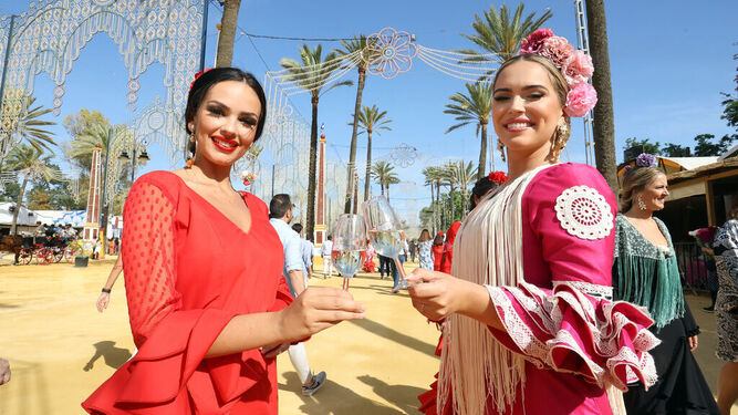 Dos jóvenes brindan en el Real de la Feria de Jerez, en una imagen de archivo.