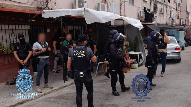 Agentes de la Policía Nacional y Local durante la operación antidroga en la barriada de San Juan de Dios