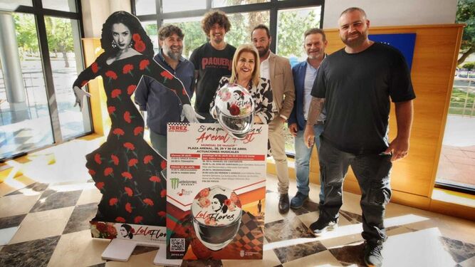 Mamen Sánchez, en la presentación del Arenal Fest junto a Luis de Perikín, ‘Edy Cooperman’ de Space Surimi, patrocinadores y ‘Borzo’ de Abocajarro.
