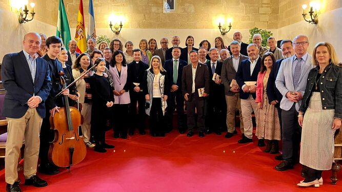 Foto de familia de los asistentes al acto institucional del 150 aniversario de la Biblioteca Municipal de Jerez.
