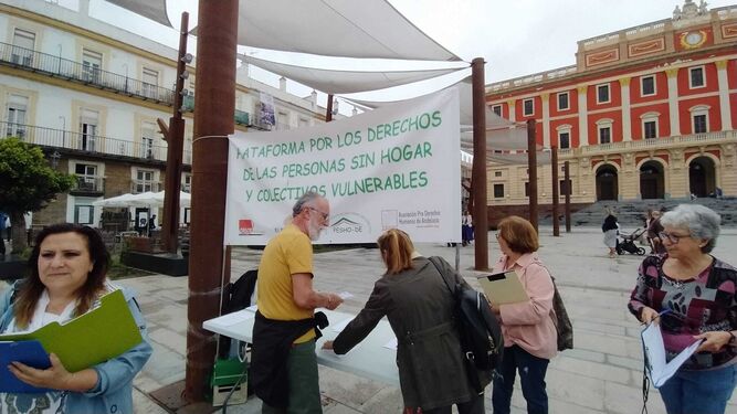 Recogida de firmas llevada a cabo este sábado en la plaza del Rey por las asociaciones que trabajan en San Fernando con las personas sin hogar.