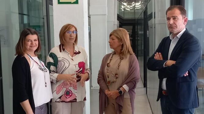 La delegada territorial de Desarrollo Educativo y formación Profesional, Isabel Paredes, en la Escuela Oficial de Idiomas de Jerez