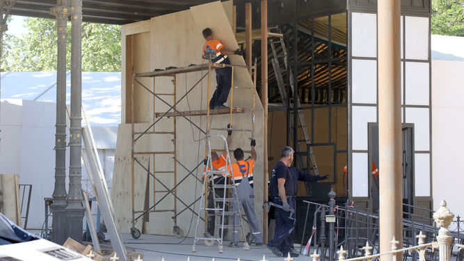 Varios operarios montando una de las casetas en la Feria de Jerez