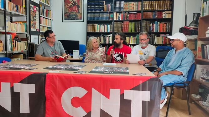 Componentes de la CNT Jerez en su sede, durante la rueda de prensa.