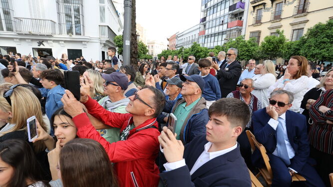 Turistas entre el numeroso público congregado en el centro durante la Semana Santa de Jerez